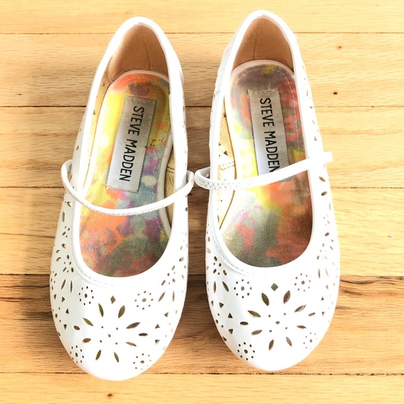 HP✨STEVE MADDEN | Laser Cut Mary Janes - Picture 2 of 5